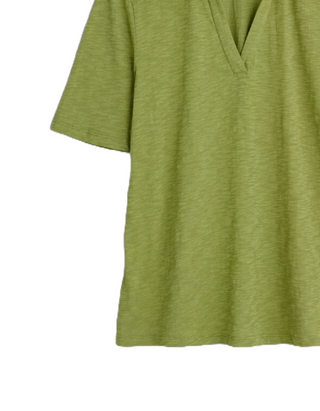 Women's Short Sleeve Owles Point V-Neck Collared T-Shirt in Green